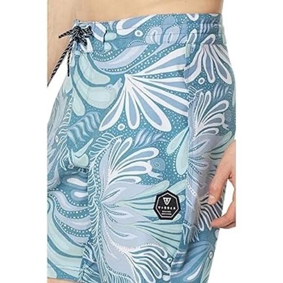 VISSLA Jungle Nights 17.5" Boardshort size 32 - Picture 3 of 10